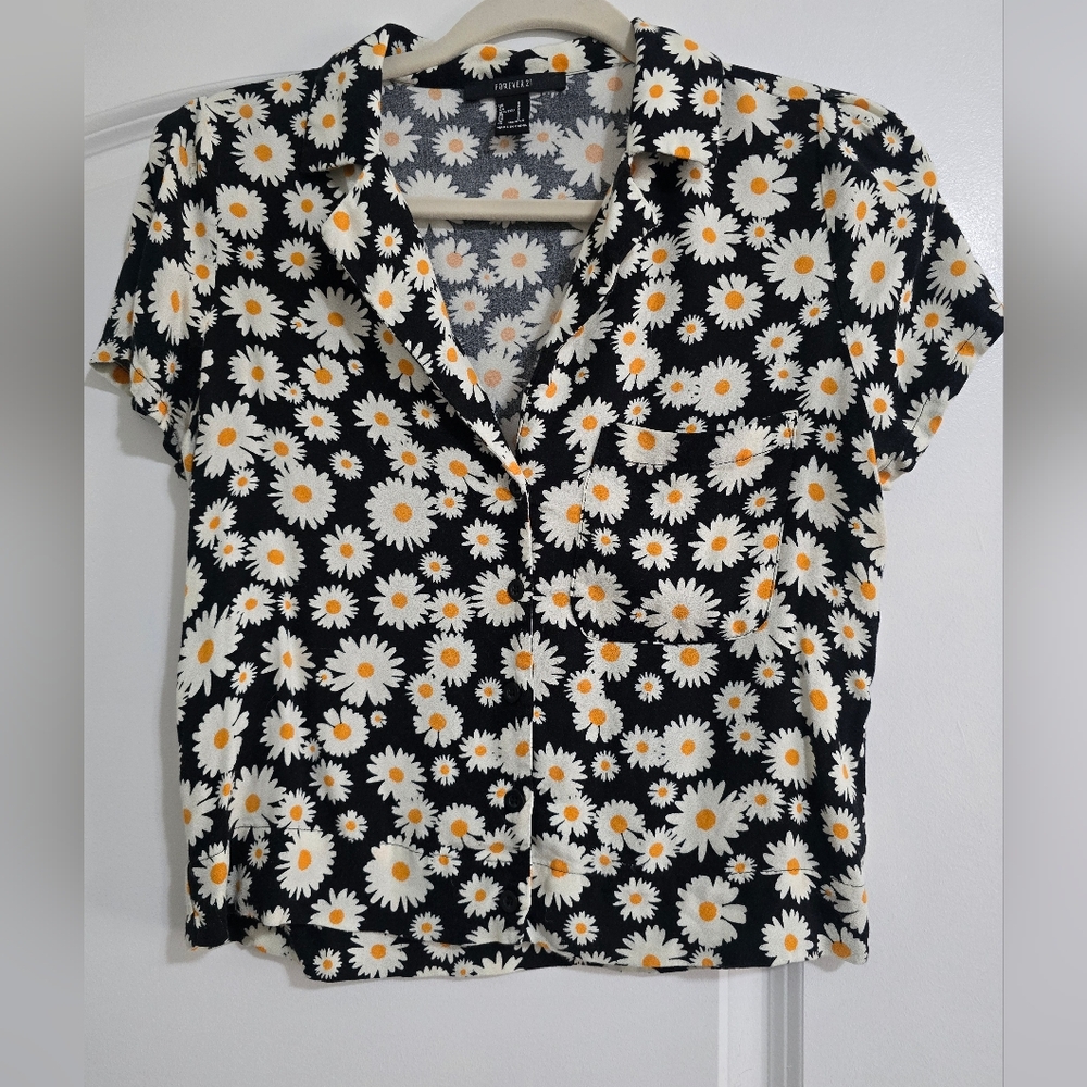 Forever 21 Floral Black and White Women's Top